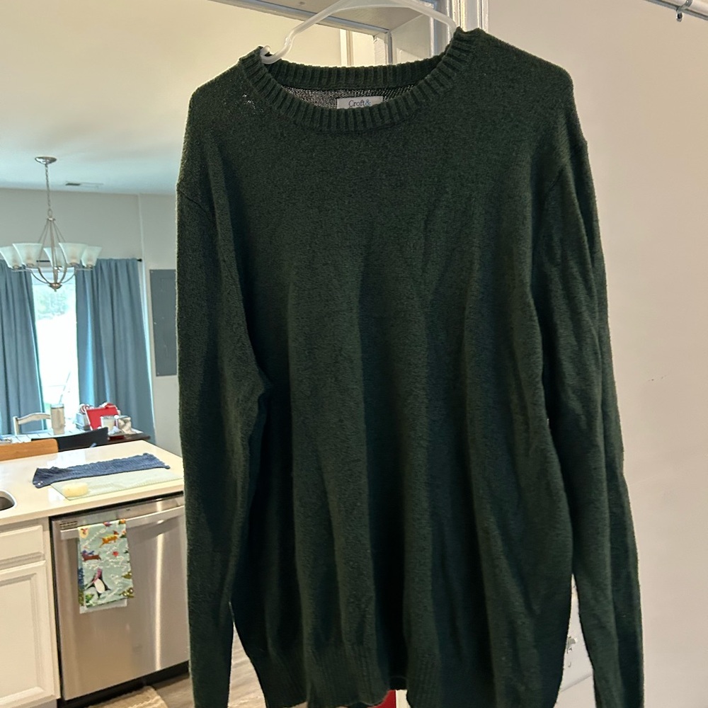 Men’s green sweater